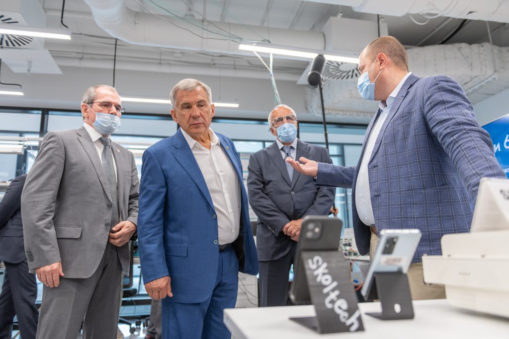 Рустам Минниханов посетил 5G-лабораторию ЦК НТИ