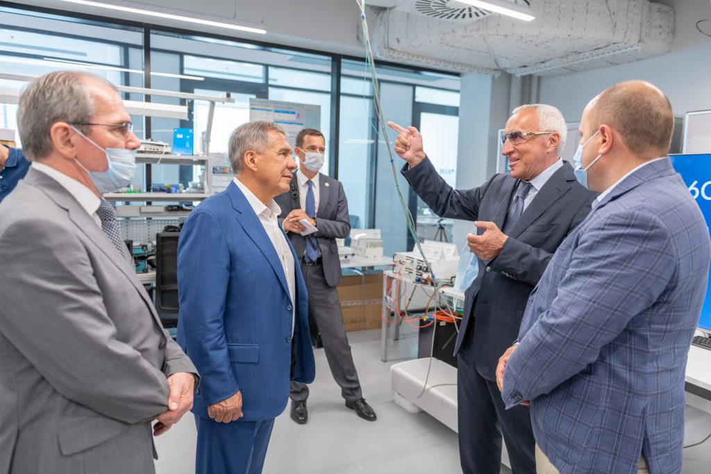 Рустам Минниханов посетил 5G-лабораторию ЦК НТИ